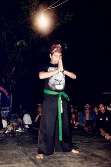 Ki Noeryanto a. dhipuro dalam acara Arisan Pencak Silat di padepokan Chakra V Surabaya (07/07/2013)